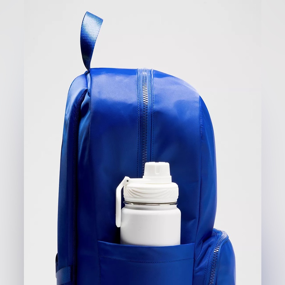 ⚡️SALE⚡️Lululemon Everywhere Backpack 22L, Color Riverside/Sheer Oak (Blue), NWT - Picture 4 of 5
